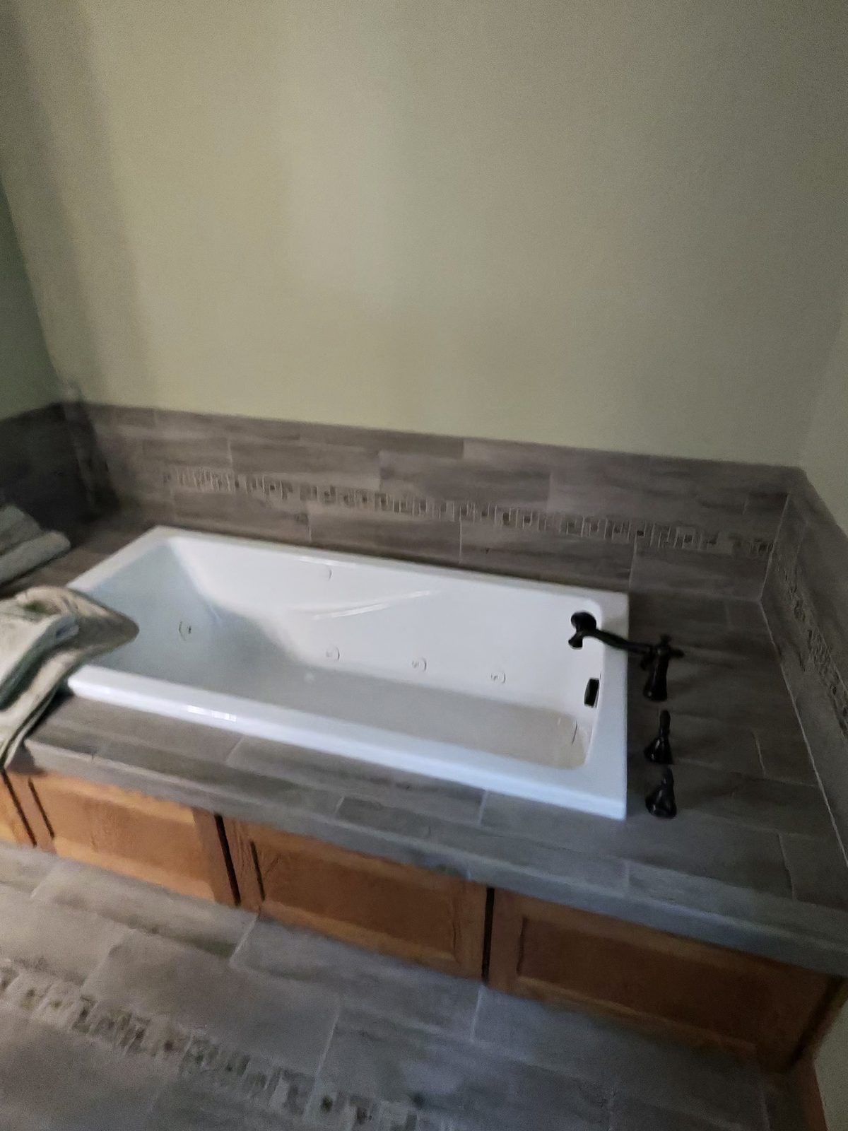 Tiled tub surround